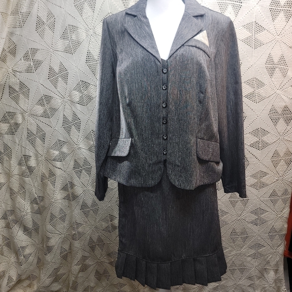 Sweet suit charcoal Grey size 14W. Skirt and blazer.
